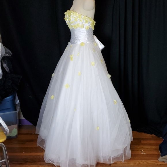 White ballgown style tulle prom dress, 4, yellow - Picture 4 of 9